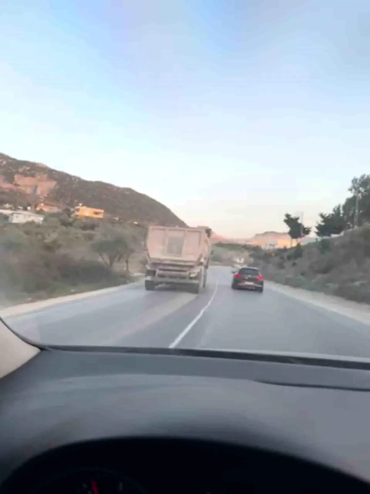 120 km/s hızla otomobil sollayan kamyon sürücüsüne ceza