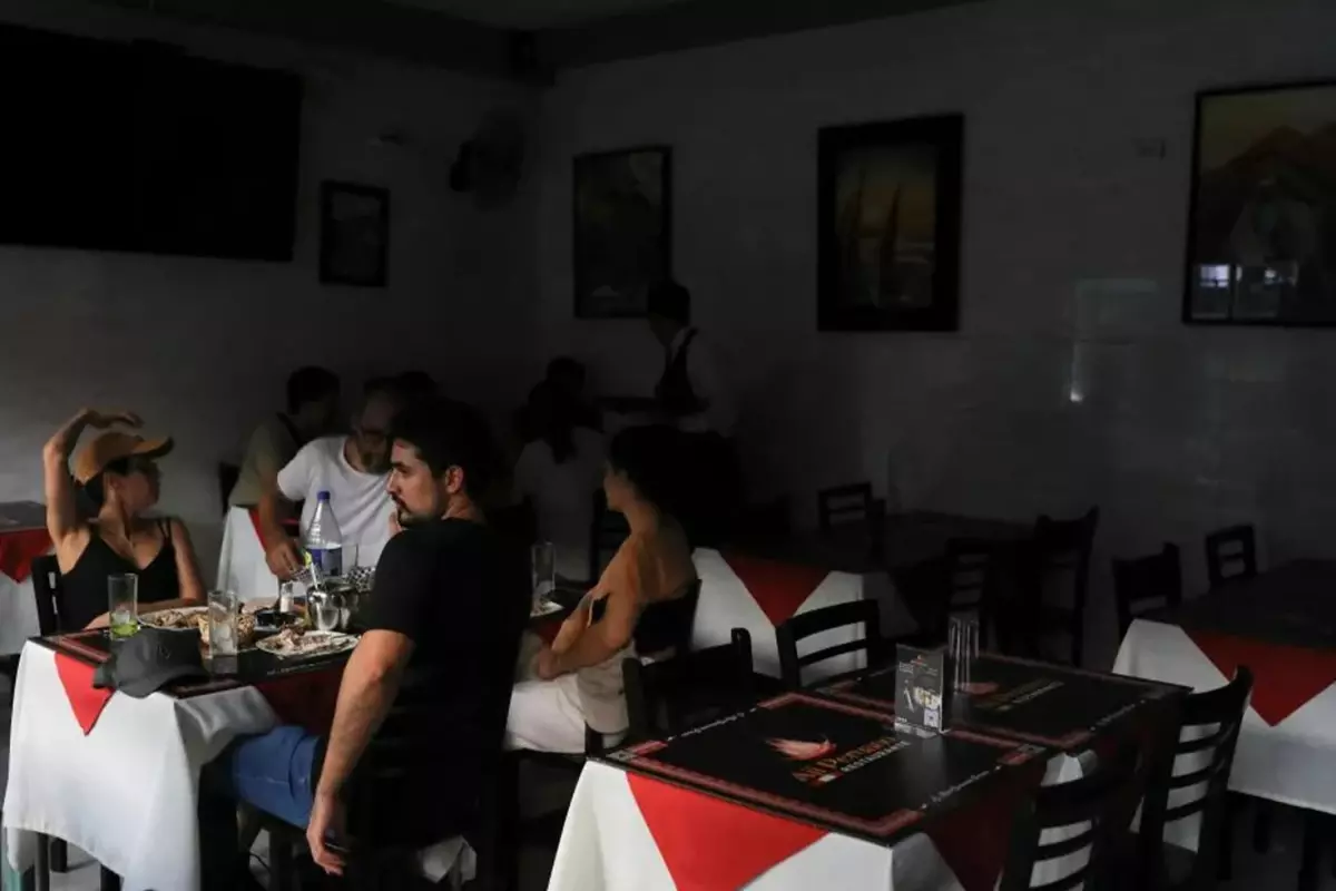 19 milyonluk ülke karanlıkta kaldı! Tüm ülkede OHAL ilan edildi