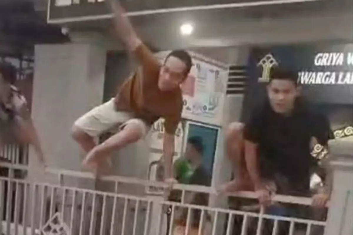 53 mahkum cezaevinin ana kapılarını kırarak kaçtı