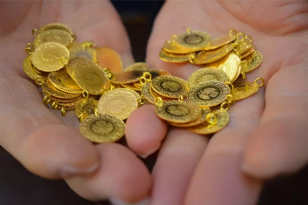 Altının ons fiyatı zayıf dolar ve ABD borçlarına ilişkin endişelerle yeni rekor kırdı