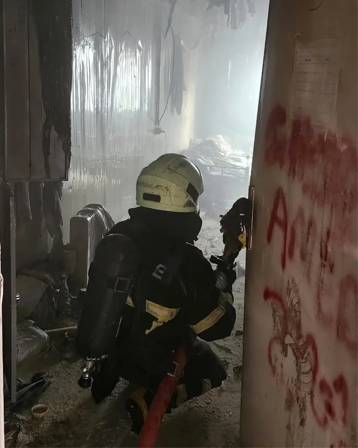 Antakya'da Konteyner Yangını: Kullanılamaz Hale Geldi