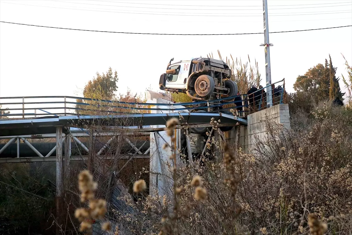 Antakya'da Köprü Çöktü, Hafriyat Kamyonu Dereye Düştü
