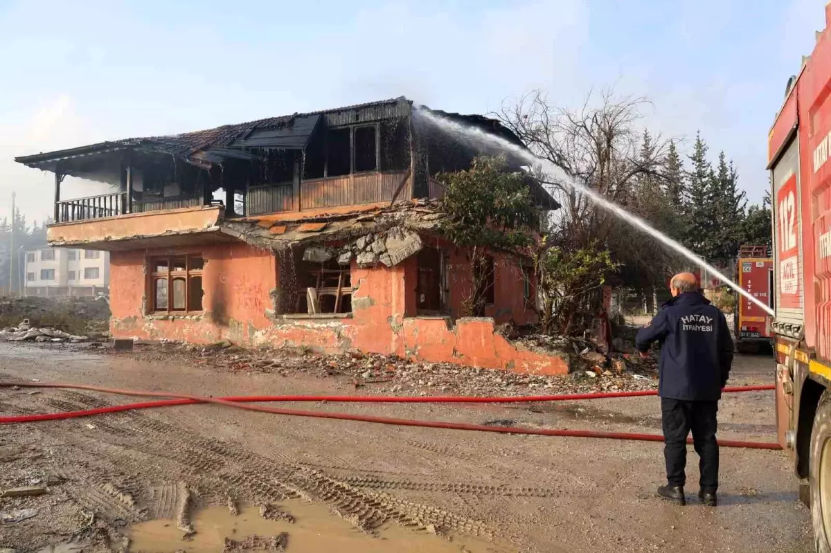 Antakya'da Metruk Binada Yangın Çıktı