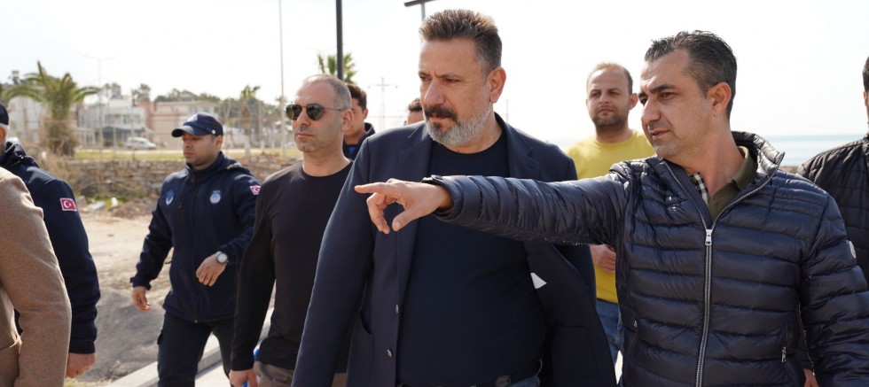 Arsuz Belediyesi tarafından Karaağaç Mahallesi sahil bandında başlatılan yenileme ve düzenleme çalışmaları hız kesmeden devam ediyor.