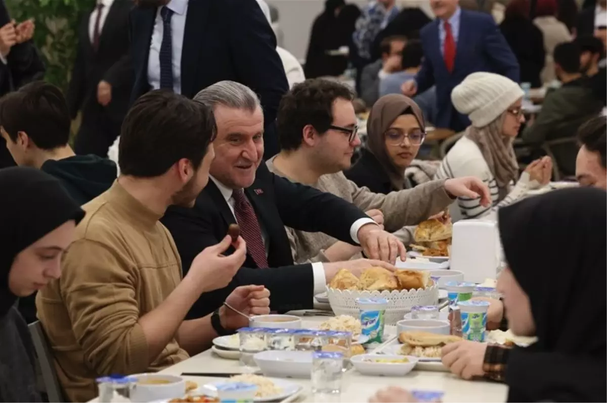 Bakan Osman Aşkın Bak, İbn Haldun Üniversitesi'nde öğrencilerle iftarda buluştu