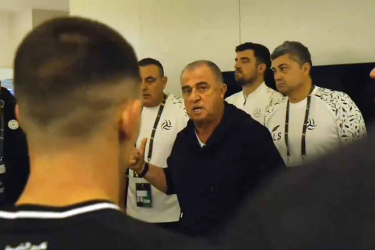 Bakışlara dikkat! Fatih Terim'in soyunma odasında sarf ettiği cümle takımı şampiyon yapar
