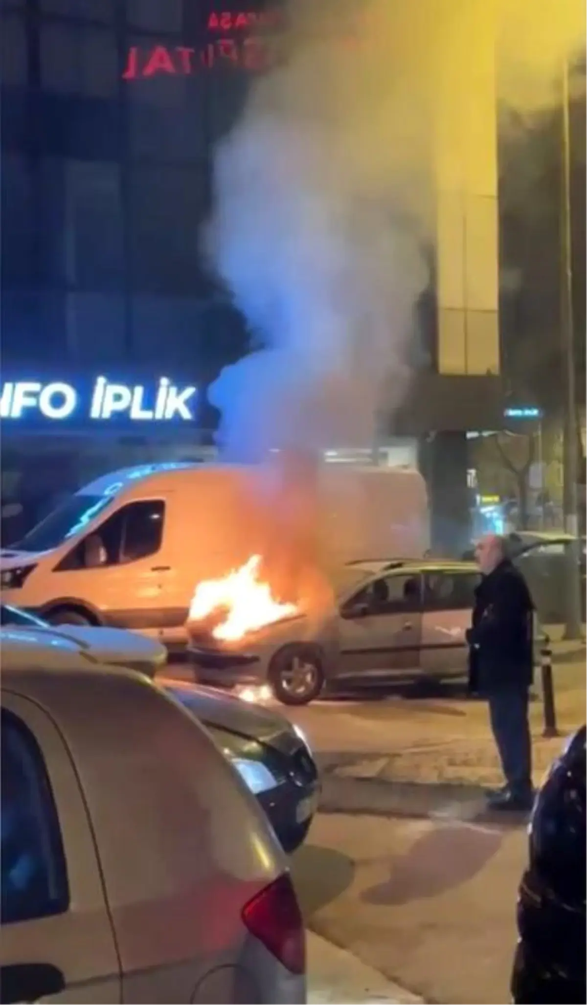 Bayrampaşa'da Seyir Halindeki Araçta Yangın