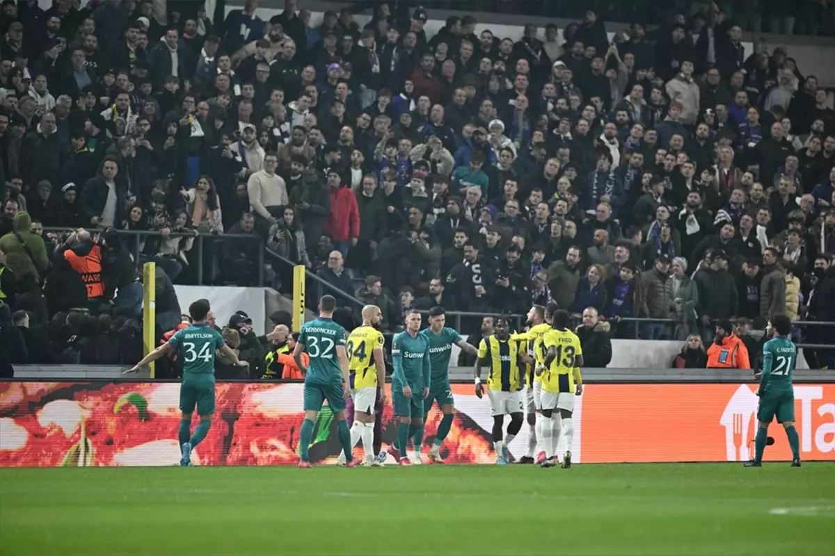 Belçika'da olaylı gece! Anderlecht-Fenerbahçe maçı bir anda durdu