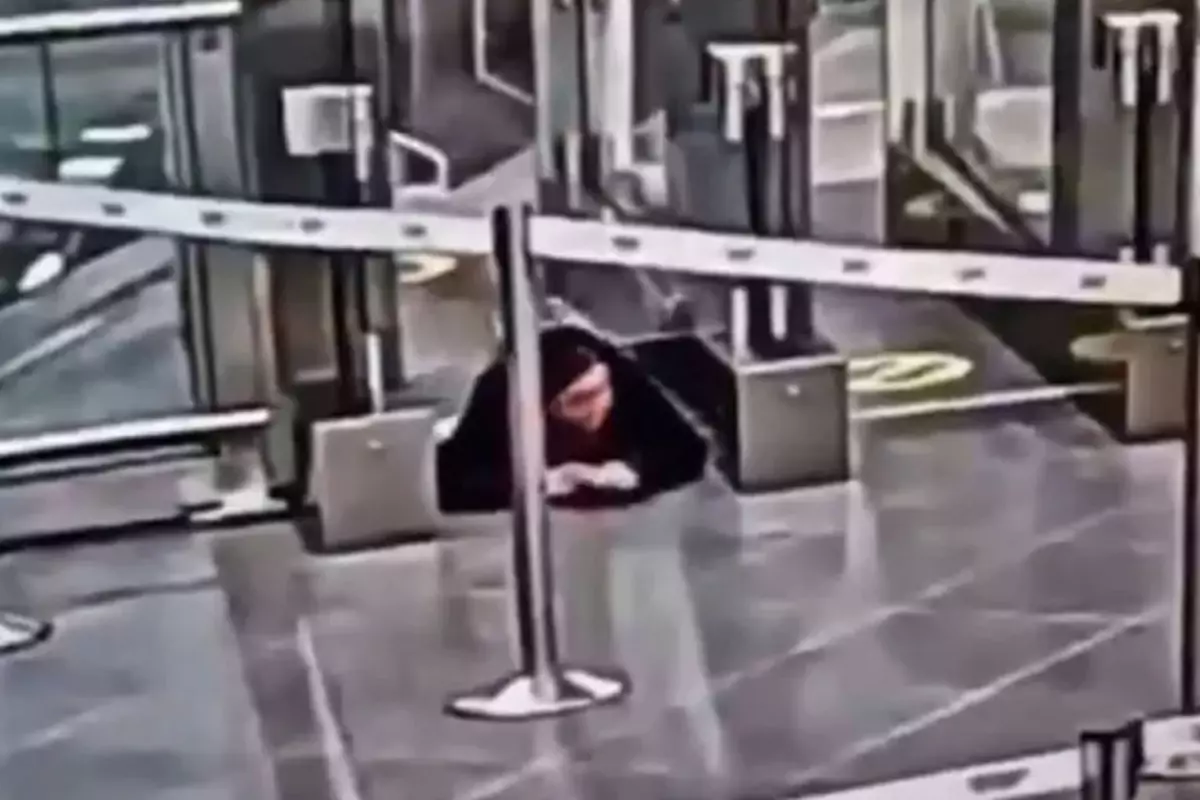 Biletsiz kadın yolcu, güvenlik bariyerini sürünerek aşıp uçağa bindi