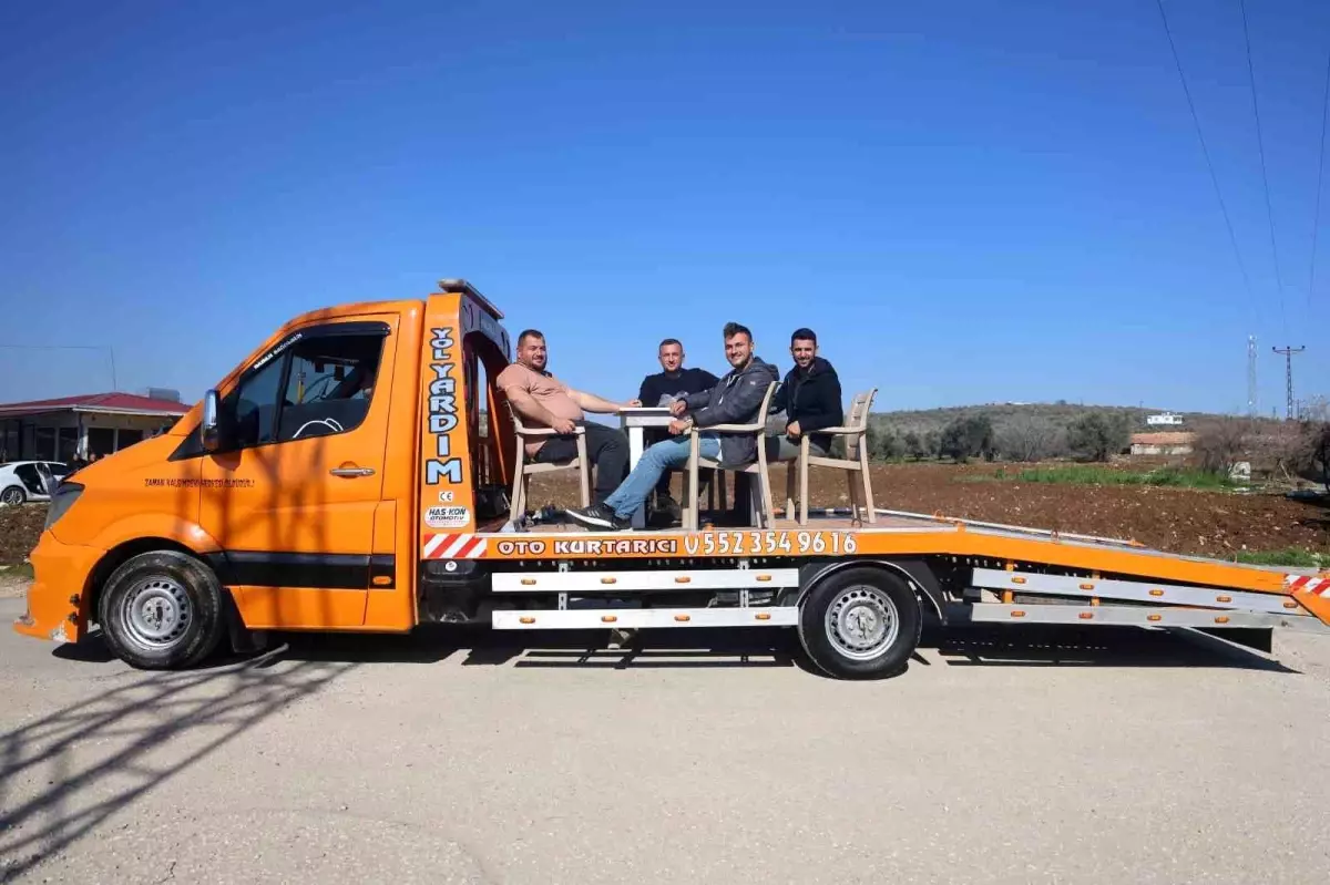 Çekici Üzerinde Masa Sandalye İle Şehir Turu Dikkat Çekti