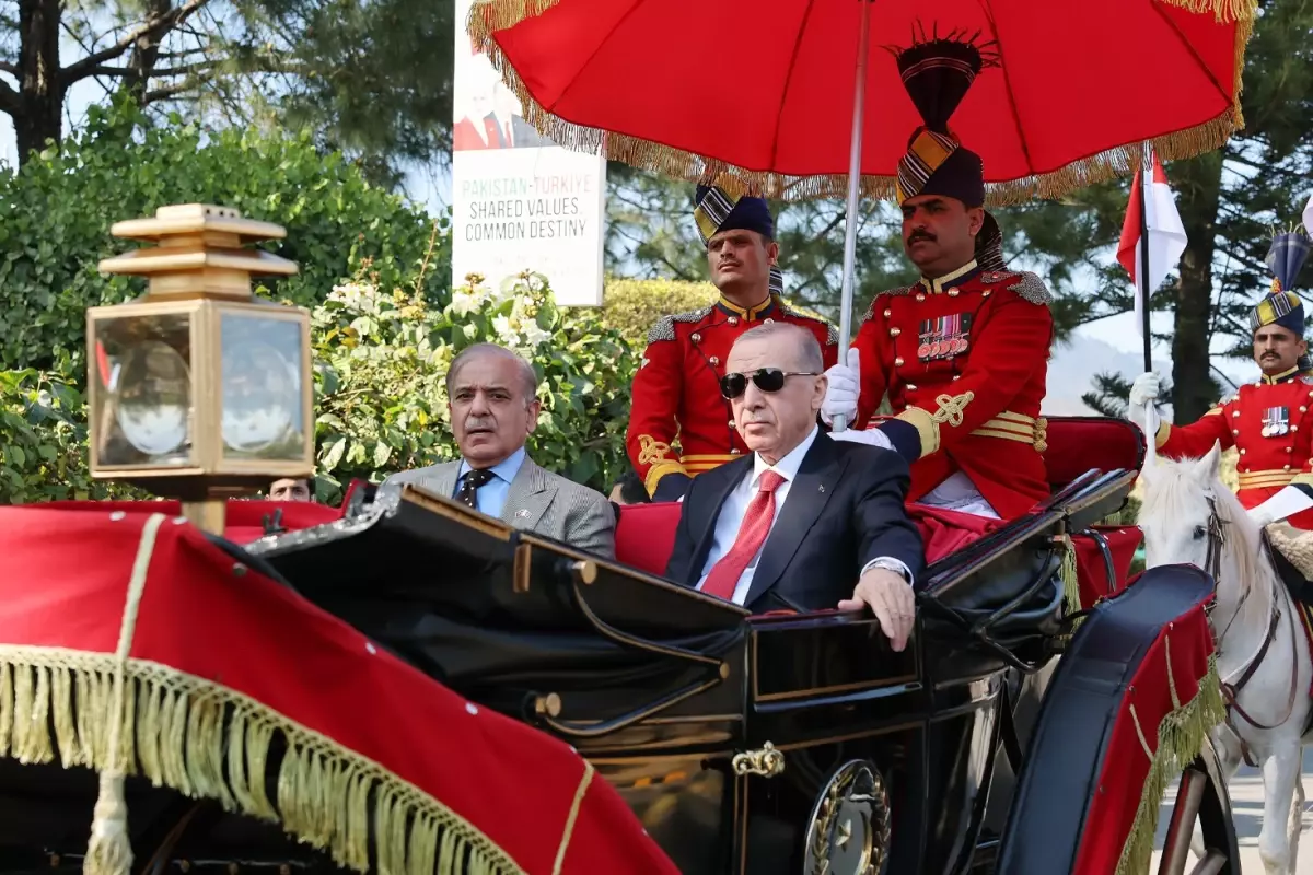 Cumhurbaşkanı Erdoğan, Pakistan'da onuruna verilen yemeğe faytonla gitti