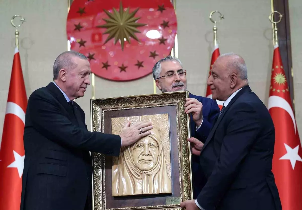 Cumhurbaşkanı Erdoğan'ı duygulandıran tabloyu milim milim işleyen Behzat usta 56 yıldır ahşaba şekil veriyor