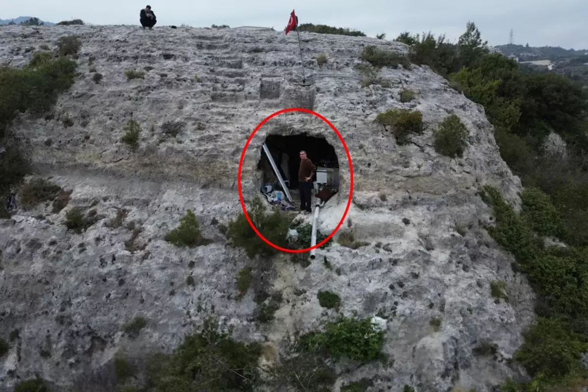 Depremde evi yıkılınca 2 yıldır mağarada yaşayan adam: Herkesten uzakta ve çok huzurluyum