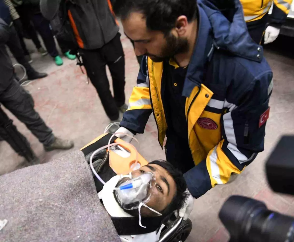 Depremden 260 Saat Sonra Kurtulan Adamın Hayat Mücadelesi