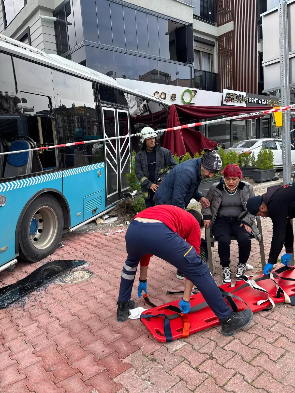 E5 Haramidere Büyükçekmece istikametinde İETT otobüsü kaza yaptı