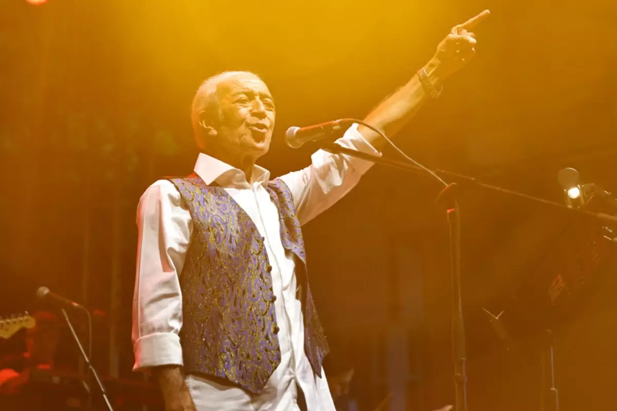 Edip Akbayram'a eşinden duygusal veda