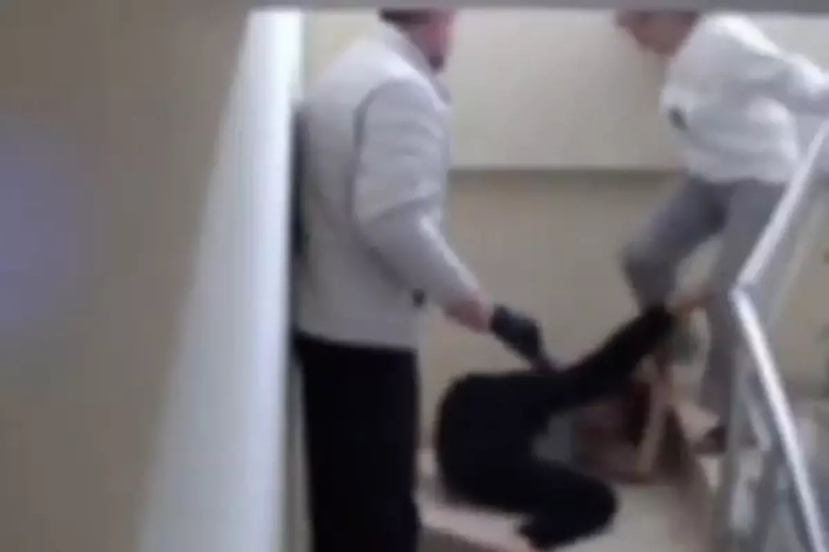 Engelli oğullarını vicdansızca darbettiler