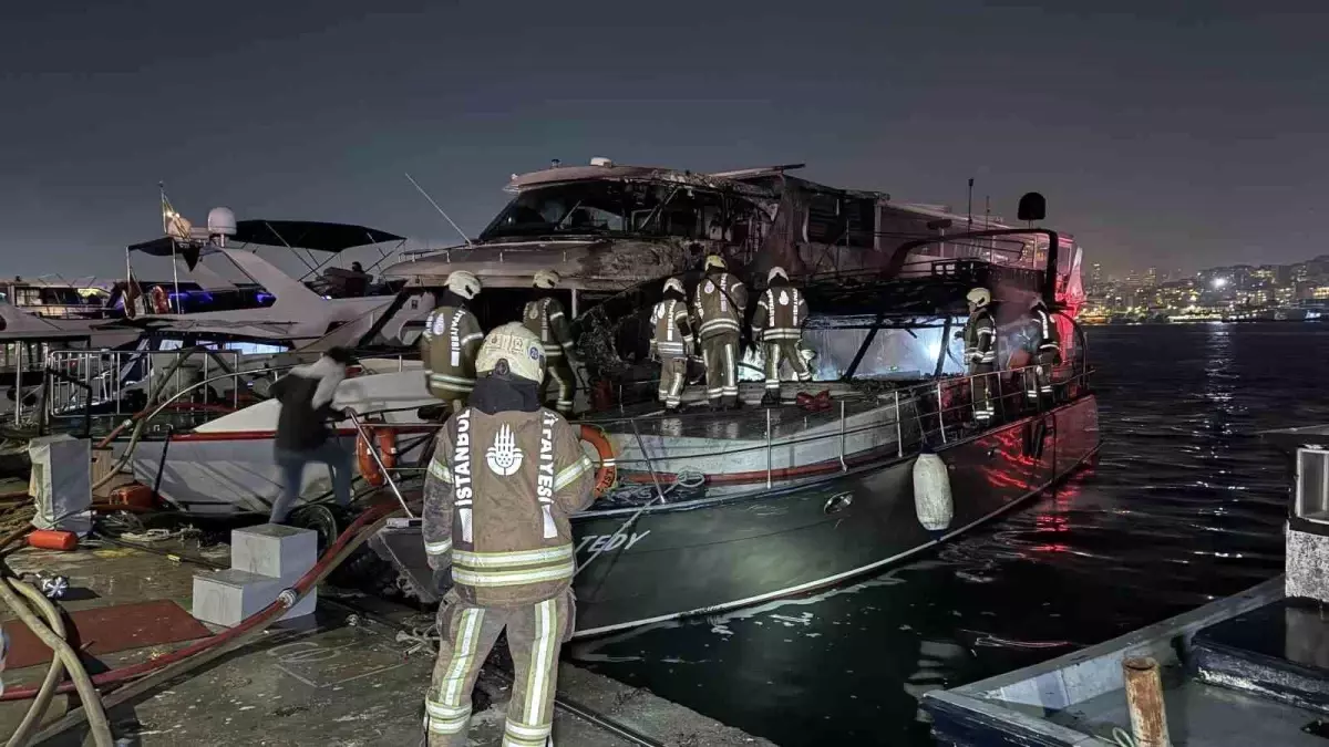 Fatih'te Tekne Yangını: İki Tekne Alev Alev Yandı