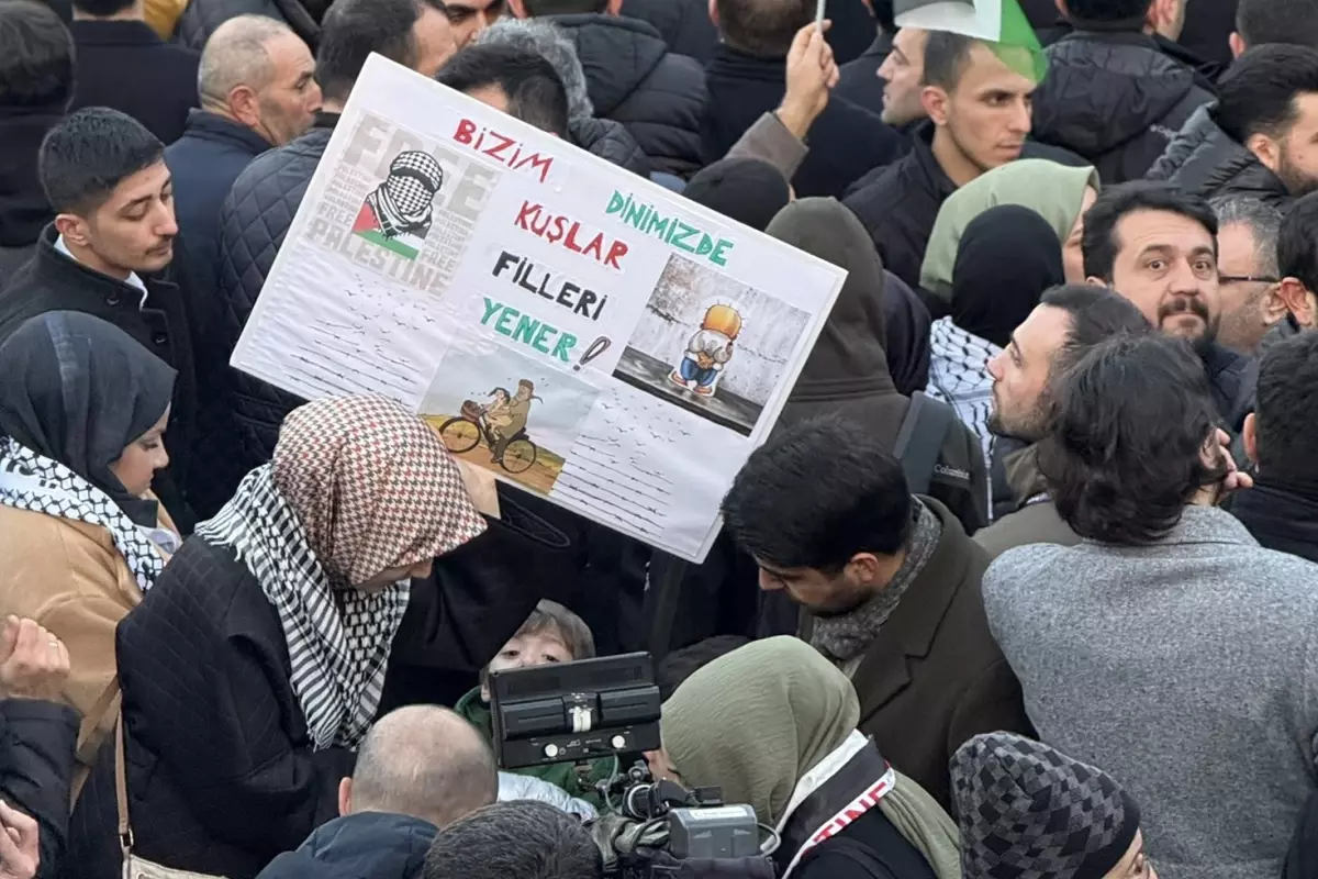 Filistin'e destek mitinginde açılan pankart dikkat çekti