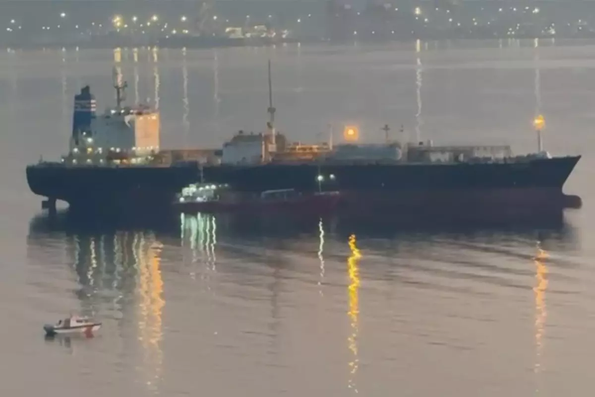 Gemlik'te kötü koku yayan gemi kıyıdan uzaklaştırıldı