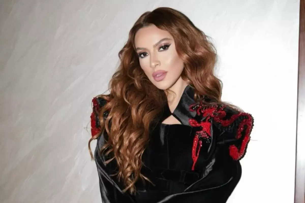 Hadise'den TSK'dan ihraç edilen teğmenlere destek