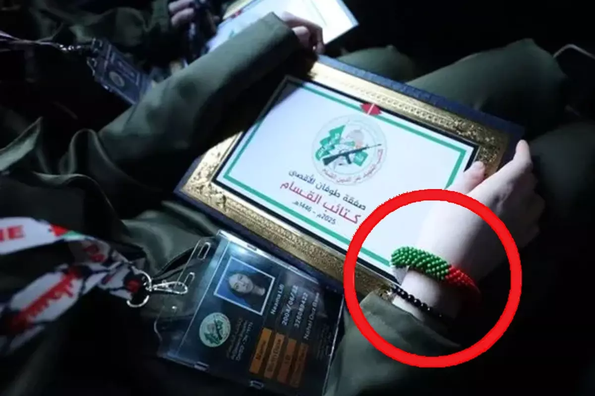 Hamas'ın serbest bıraktığı İsrailli rehinenin bileğinde dikkat çeken detay