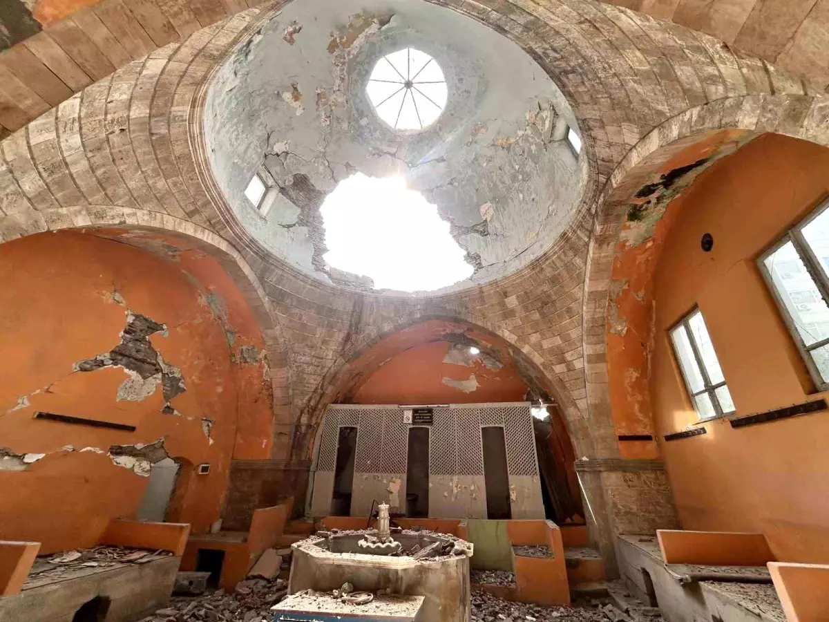 Hasarlı bina yıkım esnasında tarihi hamamın üzerine devrildi