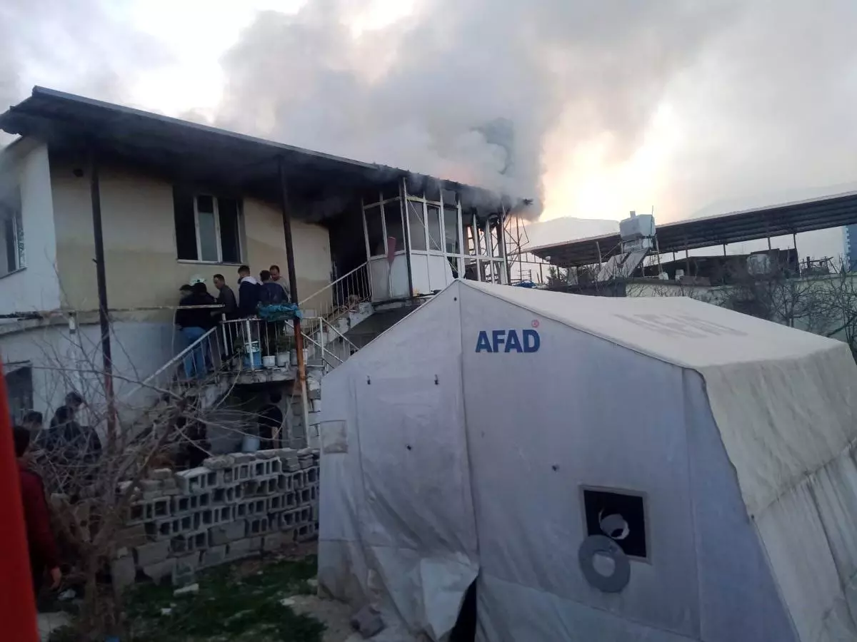 Hatay'da 2 Katlı Evde Yangın