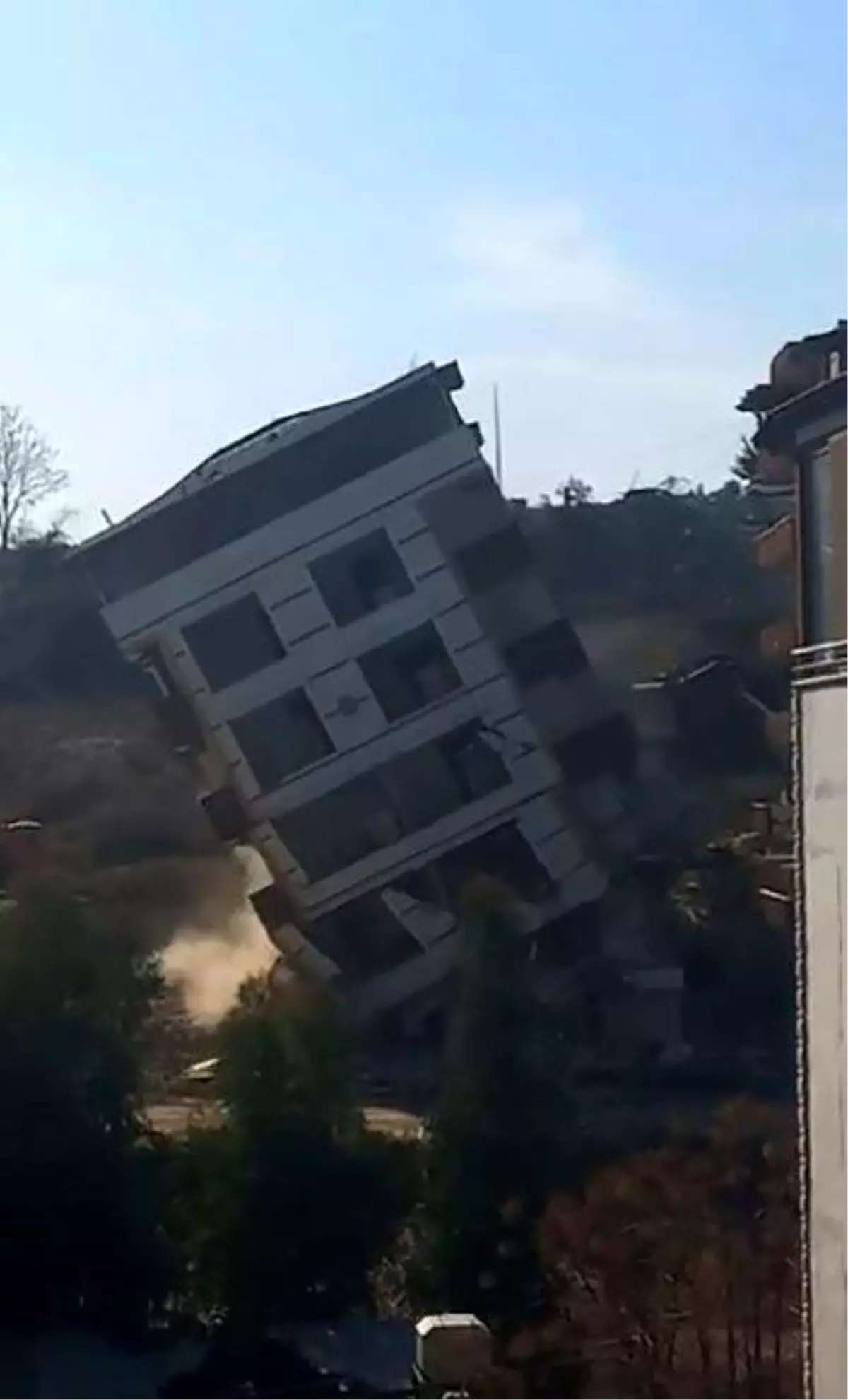 Hatay'da 6 Katlı Bina Kontrollü Olarak Yıkıldı