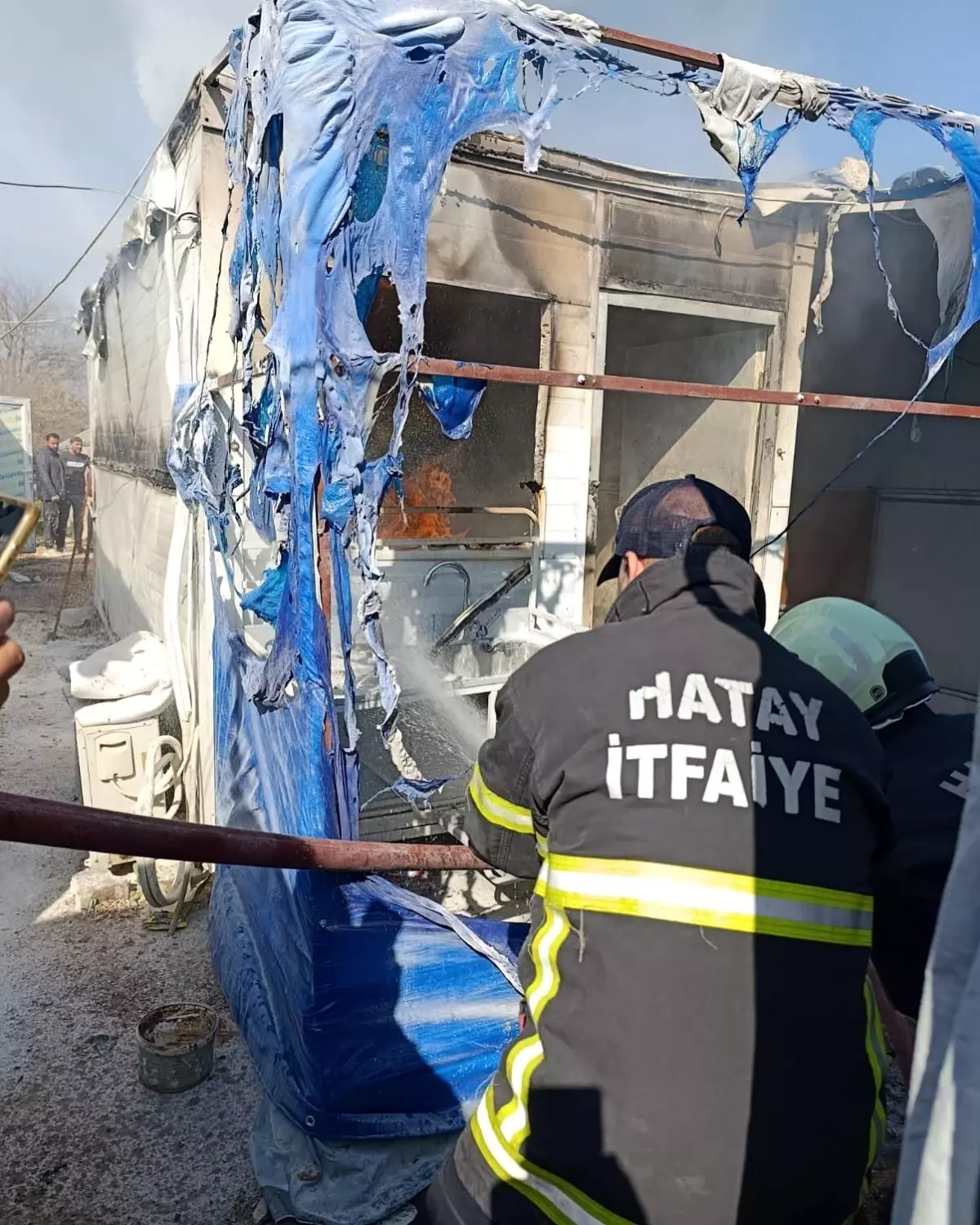 Hatay'da Depremzede Ailenin Konteyneri Yangında Kül Oldu