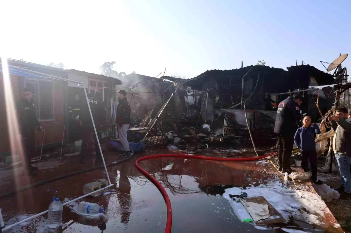 Hatay'da Depremzedelerin Kaldığı 4 Konteyner Yandı