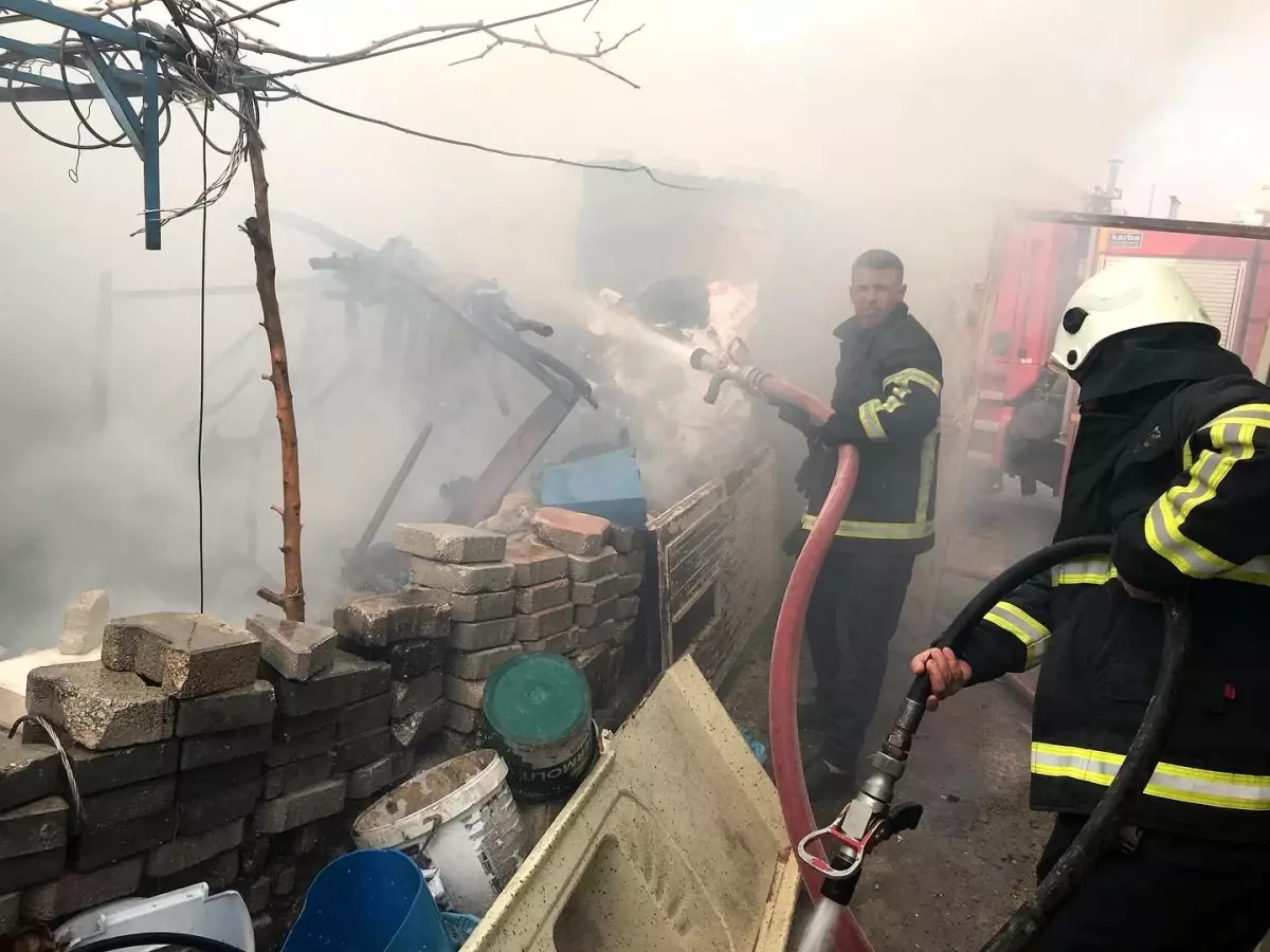 Hatay'da Evin Odunluğunda Yangın Çıktı