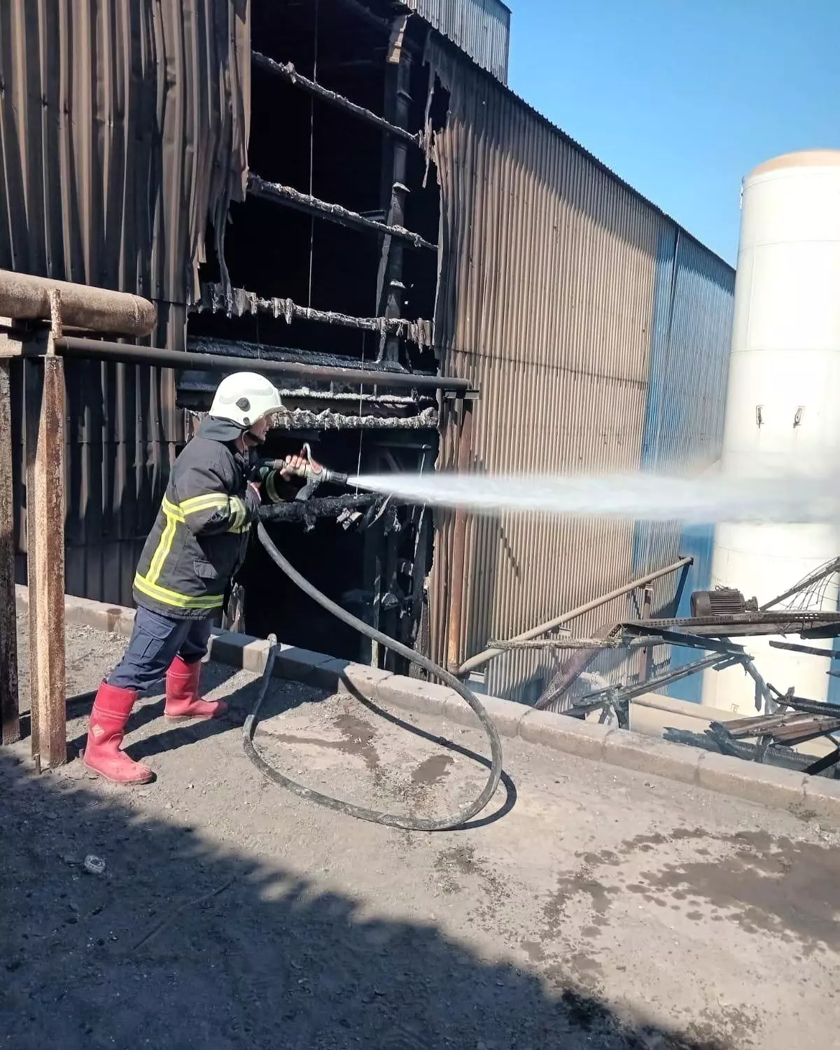 Hatay'da Fabrikada Yangın Kontrol Altına Alındı