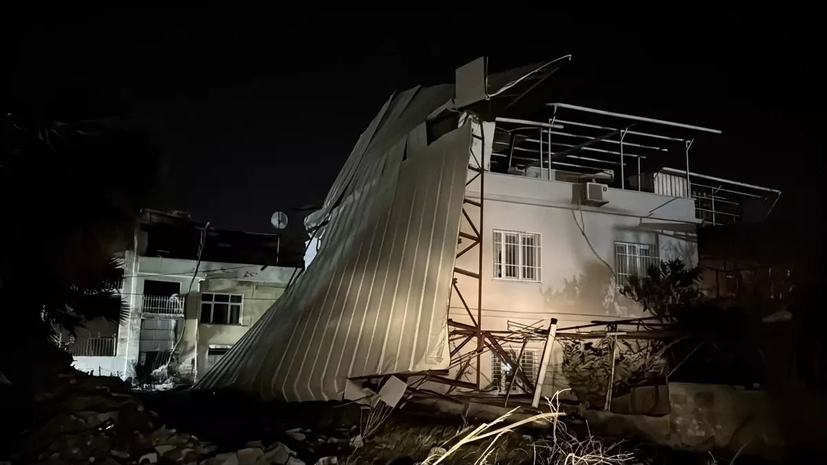 Hatay'da Fırtına: Binaların Çatısı Uçtu, Ağaçlar Devrildi