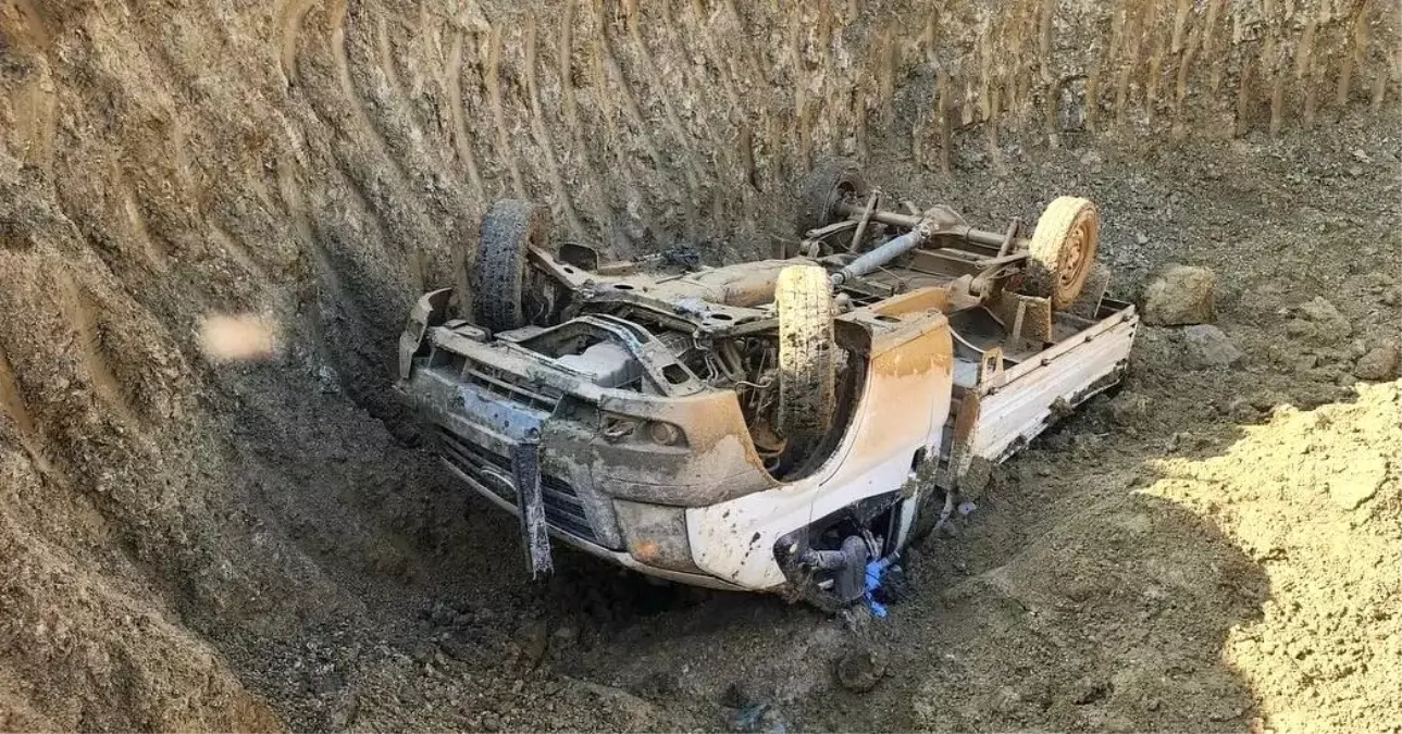 Hatay'da Kamyonet Çukura Düşerek Sıkışan 4 Kişi Yaralandı