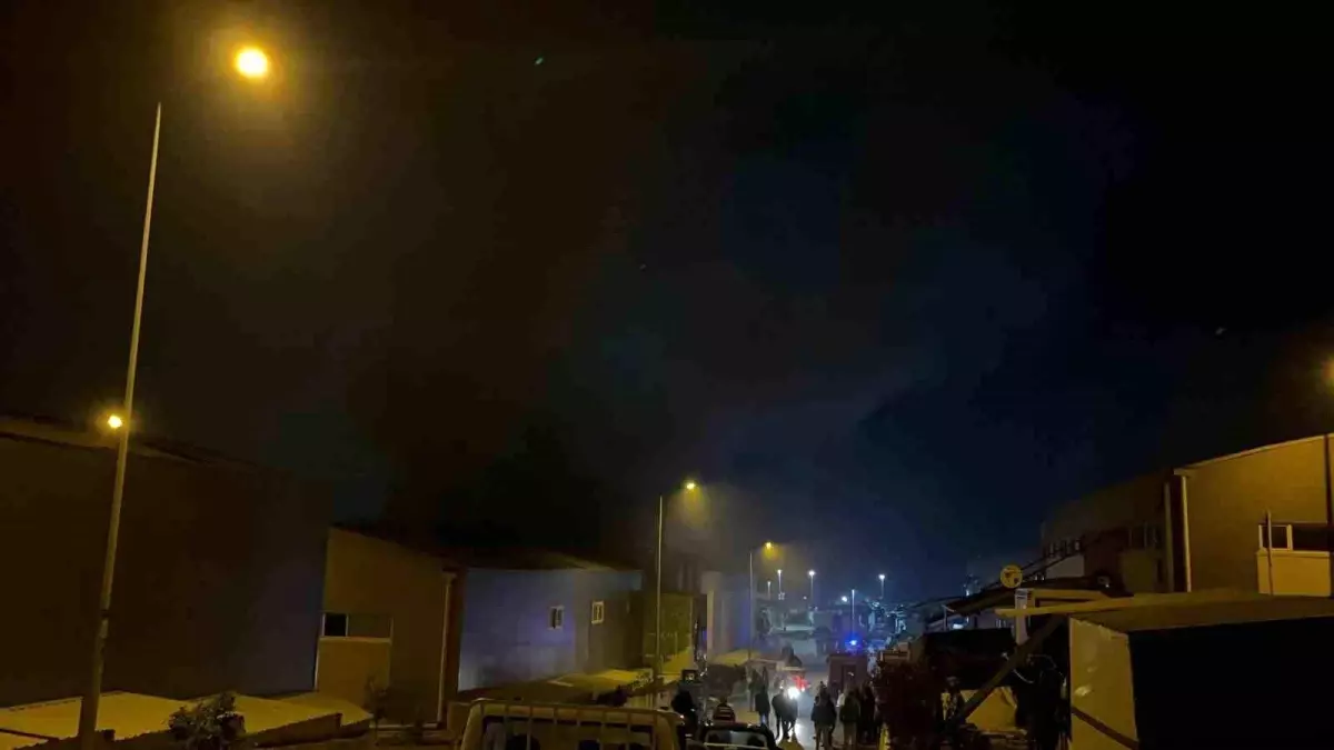 Hatay'da Mobilya Fabrikasında Yangın Kontrol Altına Alındı