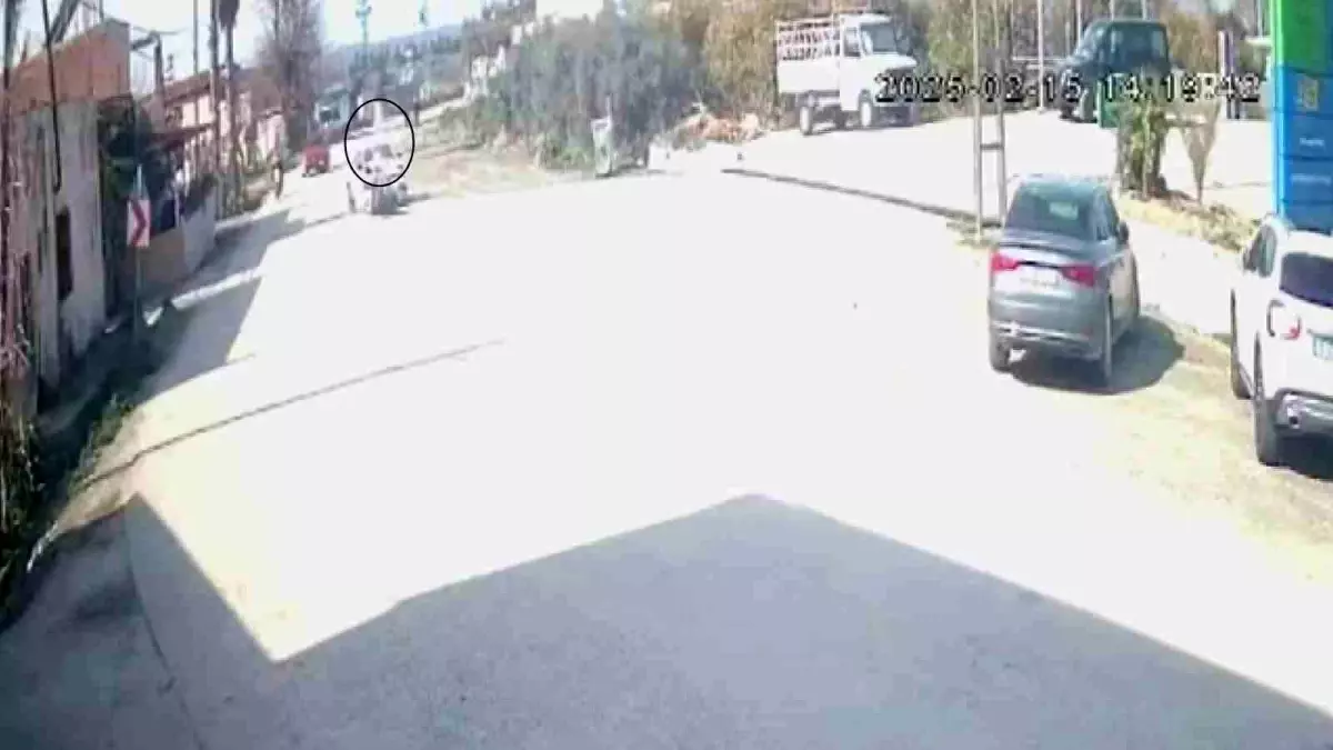 Hatay'da Motosiklet Sürücüsü Kaza Anında Metrelerce Havaya Uçtu