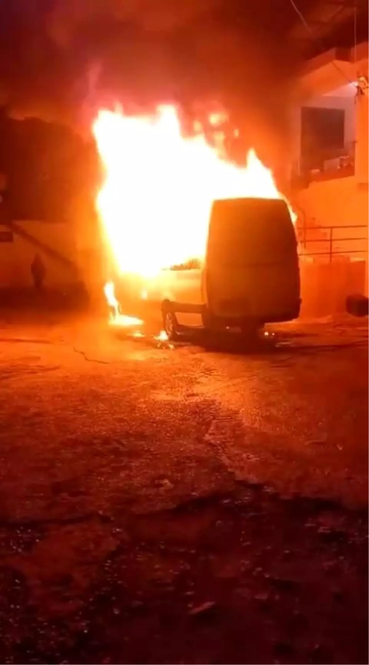 Hatay'da Park Halindeki Minibüs Yandı