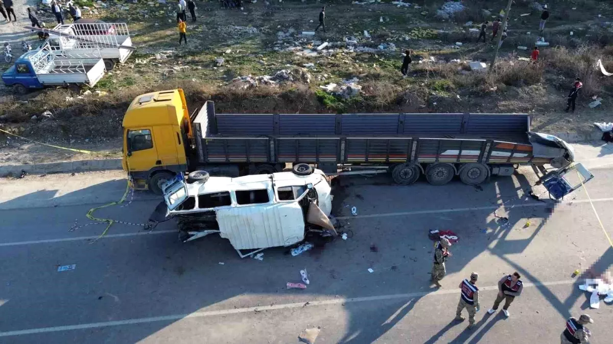 Hatay'da Servis Minibüsünün Tıra Çarpması Sonucu 6 Kişi Hayatını Kaybetti