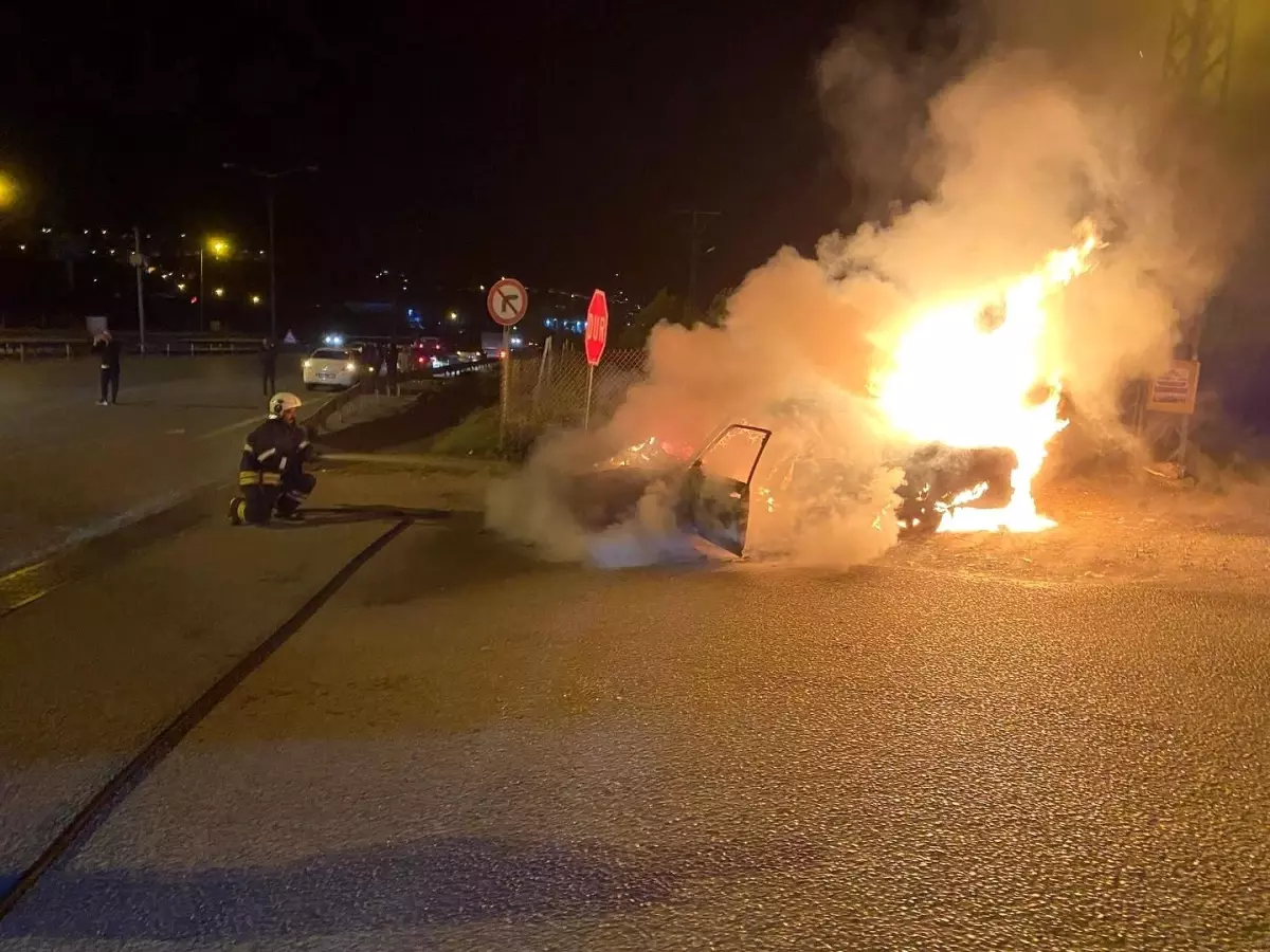 Hatay'da Seyir Halindeki Otomobil Alev Alev Yandı