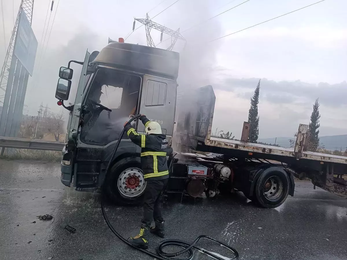 Hatay'da Seyir Halindeki Tır Alev Alev Yandı