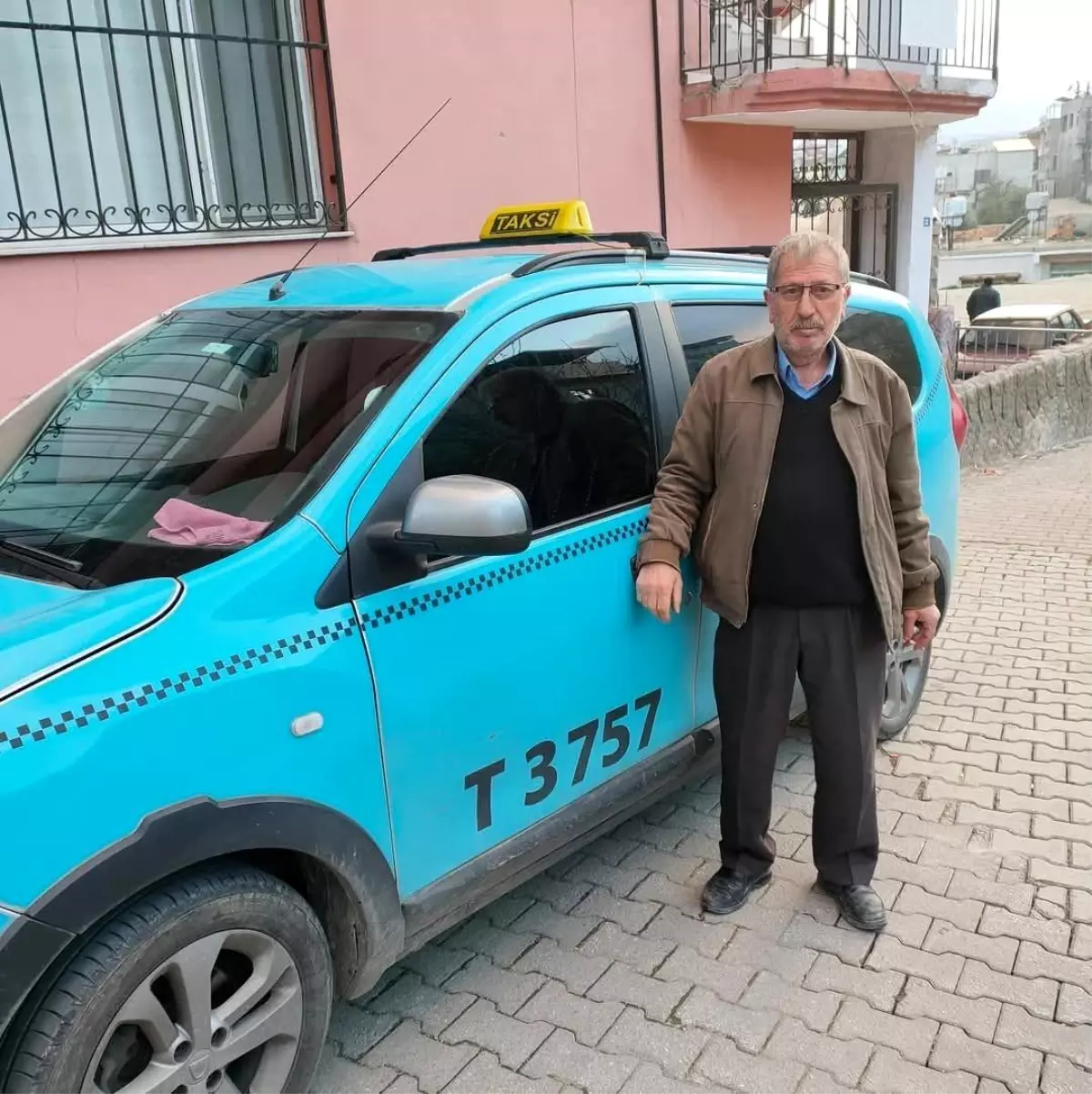 Hatay'da Sulama Kanalına Devrilen Taksinin Sürücüsü Hayatını Kaybetti