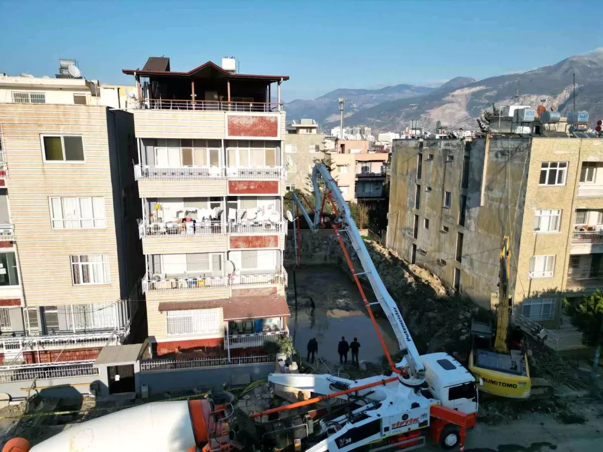 Hatay'da temel kazısı sonrası bina temelinde göçük meydana geldi