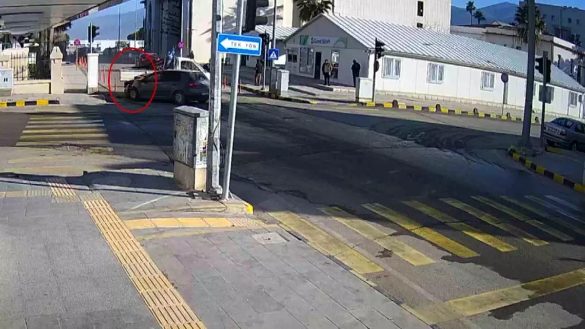 Hatay'da Trafik Kazasında Otomobil Alev Aldı