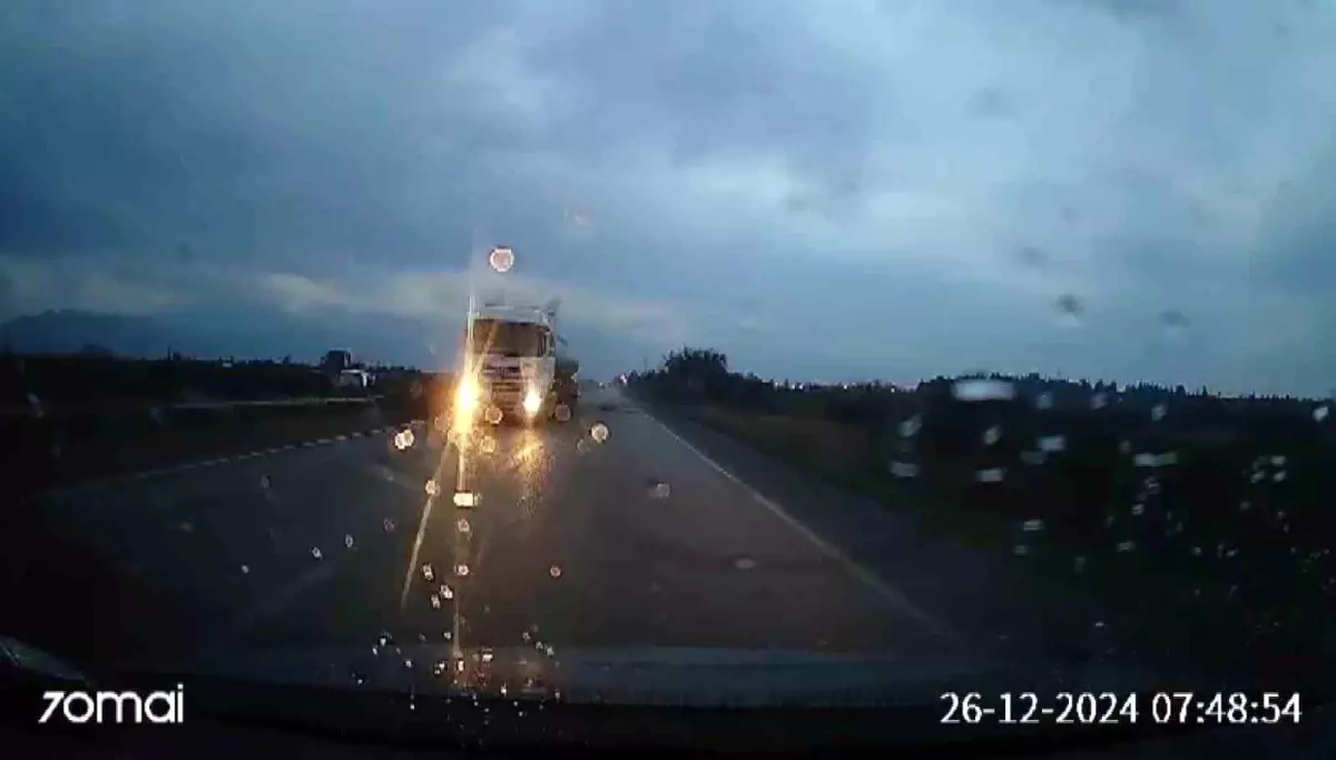 Hatay'da Yağışlı Hava Nedeniyle Tanker Direksiyon Kontrolünü Kaybetti