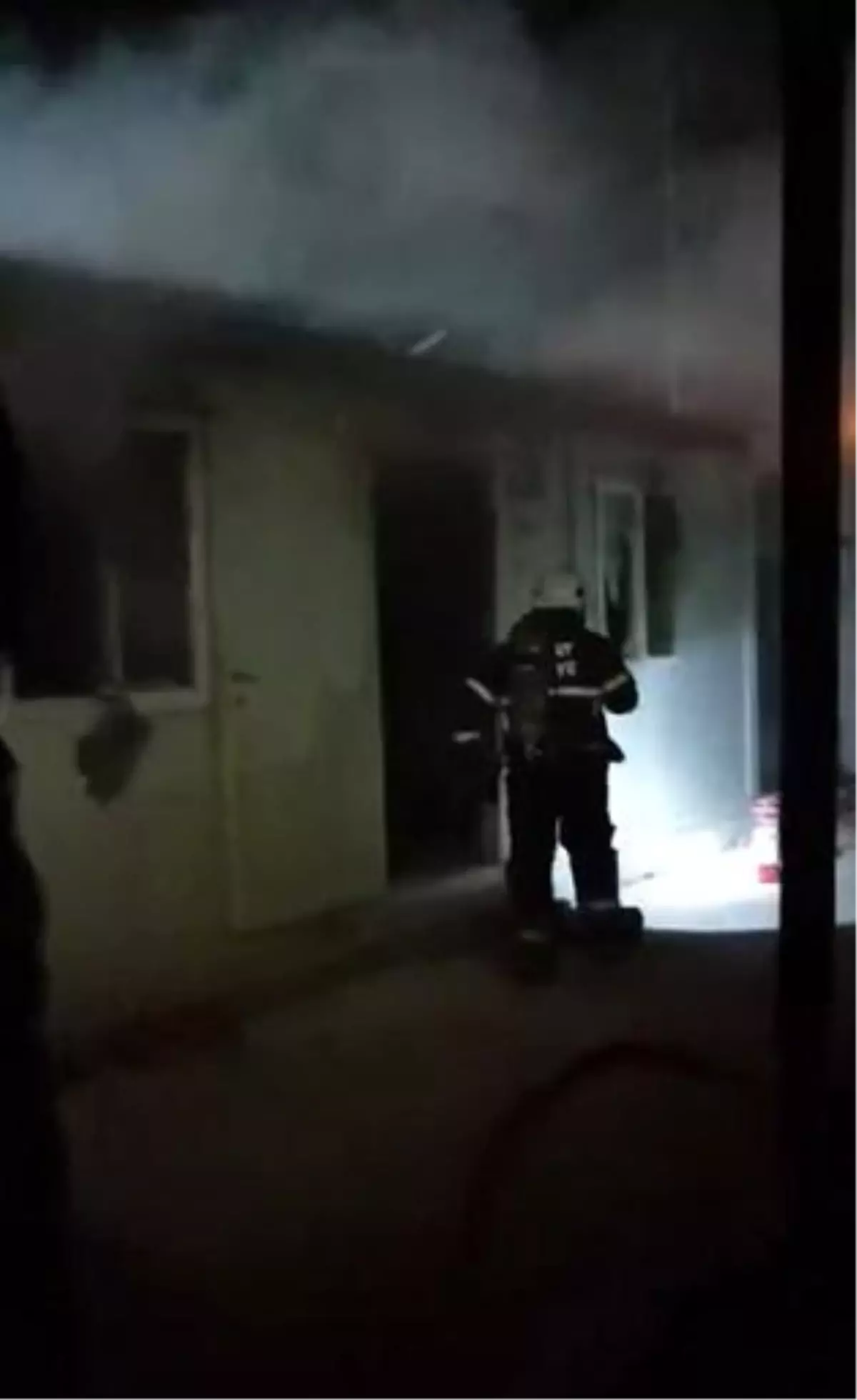 Hatay'daki Depremzede Ailenin Konteyneri Yandı