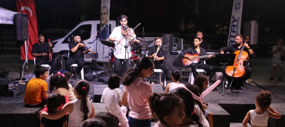 HBB MÜZİK GRUBU, ARSUZ KENT MEYDANI’NDA KONSER VERDİ