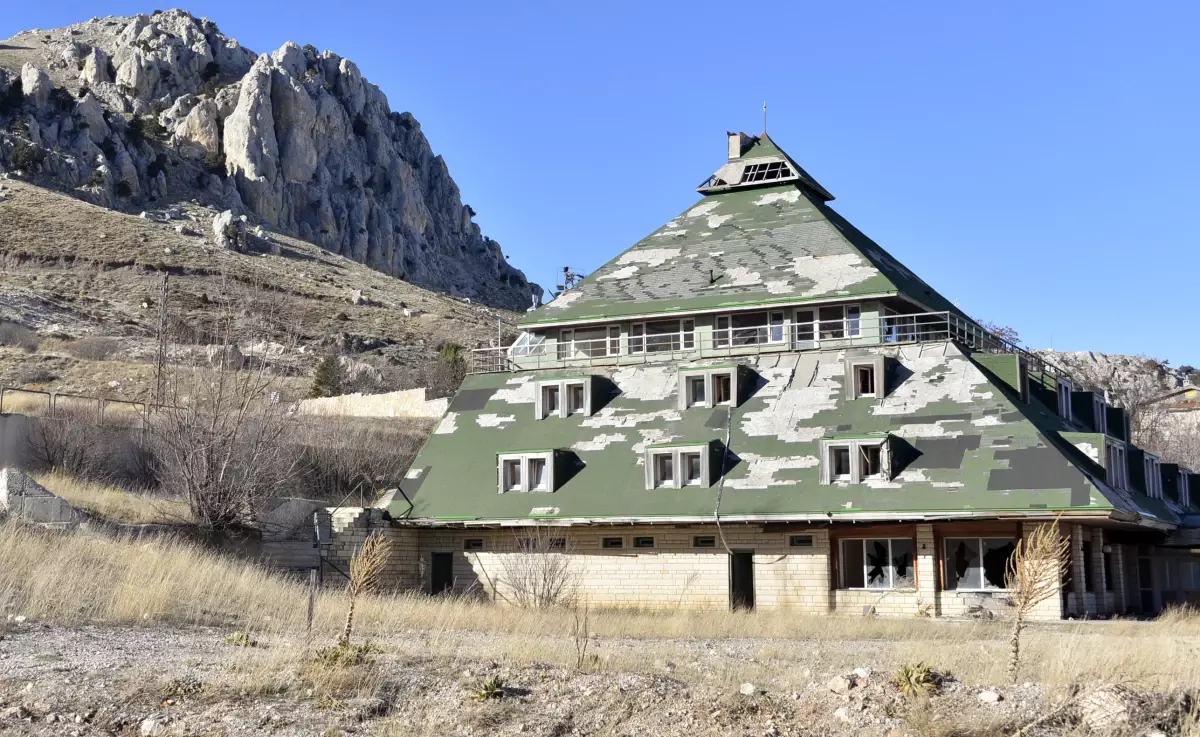 İş insanı Cem Uzan'ın viraneye dönen eski oteli satılık