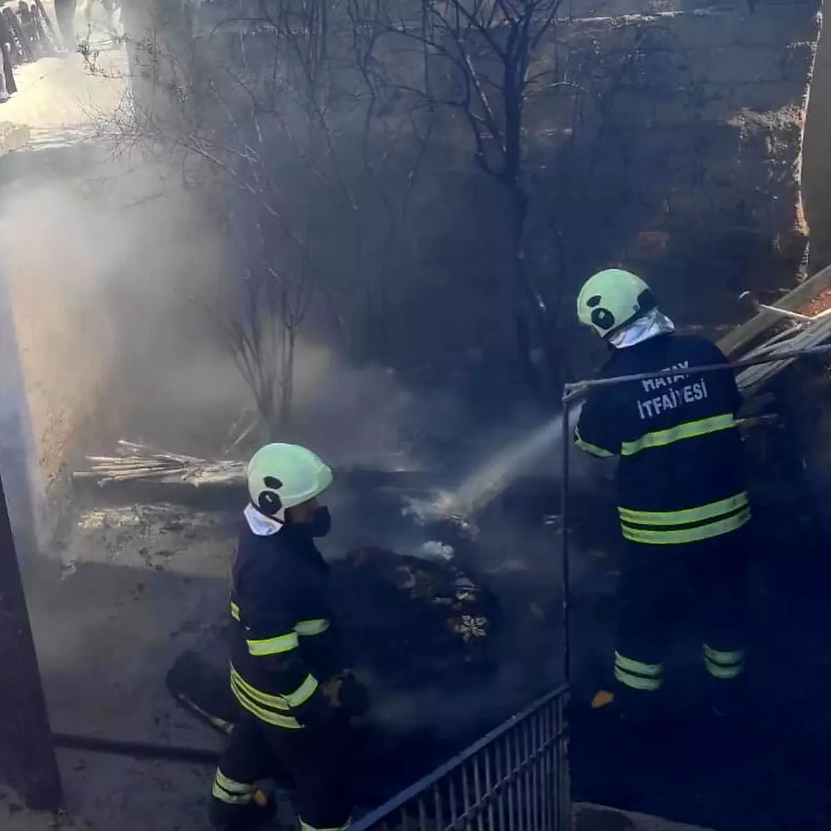 İskenderun'da Bahçede Çıkan Yangın Kontrol Altına Alındı