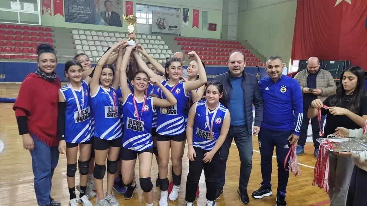 İskenderun'da Okullar Arası Voleybol Turnuvası Düzenlendi